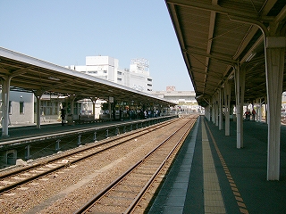 ホーム、線路内、ホーム。