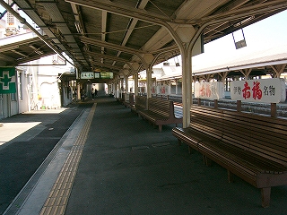 幅広いホーム。上屋が覆いつくさず、ホームの左端は日向になっている。