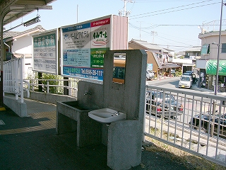水場と背後の街並み。