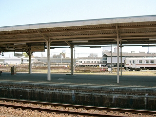 向かいのホームを横から見て。ホームに余計なものがなくさっぱりしている。