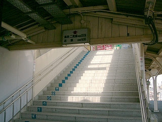 上部に妻面の現れている階段上り口。