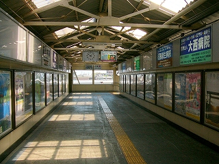 天井から光が差し込んでいて明るい跨線橋内。幅も広い。