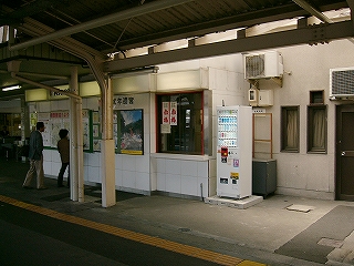 壁に作られたそっけない小さなサッシの窓口。