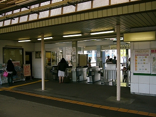 上屋より天井が低くなった改札口。