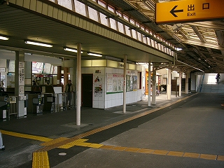 改札口前。上屋と駅舎屋根との継ぎ目がはっきりしている。
