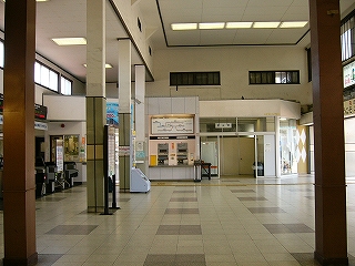 柱は二階分の高さのあるスペースを囲うように立っている。