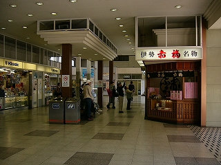 Kioskと赤福の店に挟まれるように待合所がある。