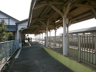 左手にフェンス、上は上屋が左半分なく、右半分かかっているところ。右手にステンレスの柵が施されており、覗き込むと地下道の入口になっている。