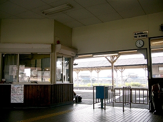 左手コーナーに設けられた出札口、右手にホームへの入り口。
