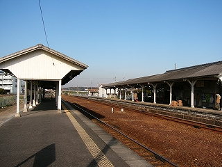 左手に2番線ホームの上屋の断面、右手に1番線ホームの上屋を左斜めに見たようす。上屋の色は濃い灰色ですすけている。