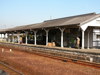 大きな三角屋根の上屋をもつ1番線ホーム。屋根の左側は上屋として、右側は駅舎の屋根へと接続している。