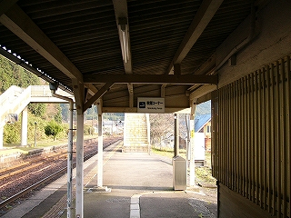 少しくらい回廊内の中ほどから遠くの明るい跨線橋の階段を見て。