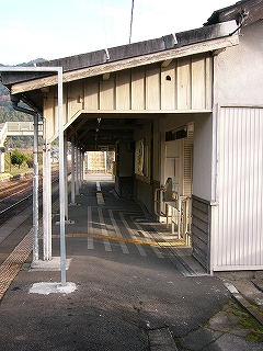 回廊の始まり。右の駅舎の屋根を延長したようになっている。