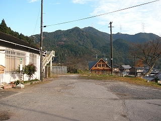 左手に駅舎がある駅前の敷地。バス3台分の広さを残してあとは土手になり落ち込んでいる。