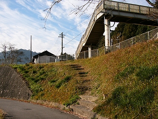 土手のなかに作られた土の階段。