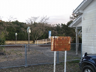 森の中にあるような構内踏切