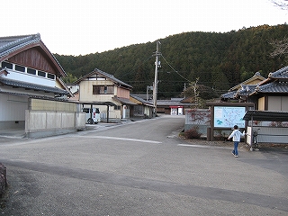 小さな駅と住宅