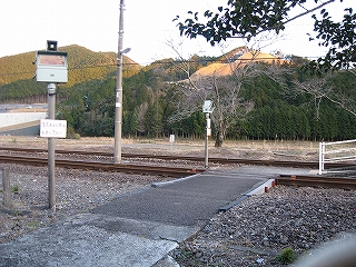 遮断機のない構内踏切