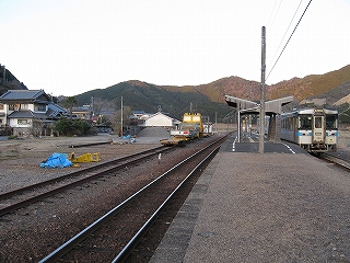 山々に囲まれた駅構内