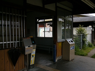 改札口前の暗がり。