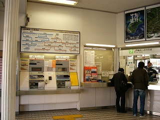 左手に二台並んだ券売機、右手には斜めになったみどりの窓口。