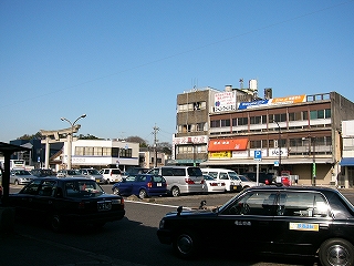 左手ずっと奥に大きな鳥居、少しはなれて右に坂本屋旅館。