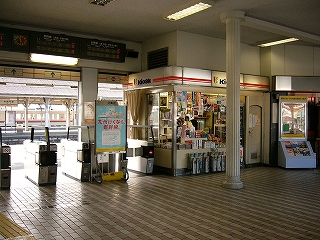 左手に自動改札の並び、その右にキヨスク。商品が詰め込まれていて賑やかだ。