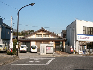 幅広い三角屋根の平屋の新築の郵便局。薄い茶色の梁や、窓の縦格子、屋根瓦などを使い宿場町の時代の趣を再現した建物。