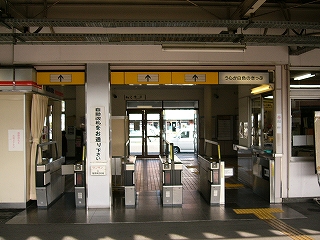 4レーンの改札口を真正面に見て。右端のレーンは有人改札口で幅が少し広くなっている。