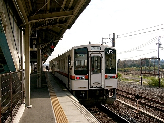 キハ11系の気動車を後尾から見て。後尾車両の真中上部には「鳥羽」と行先表示を出している。