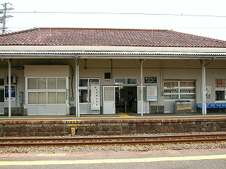 駅舎入口のある軒下の風景。