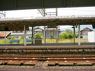 隣の2・3番線ホームを正面に見て。