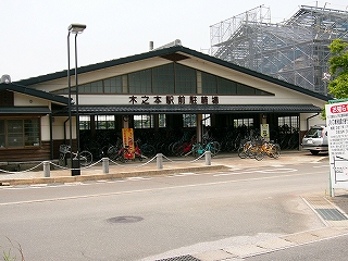 横に長い妻面を持つ駐輪所。1階部にはたくさんの自転車が停まっているのがよく見える。