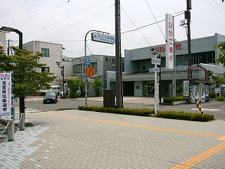 手前にコーナーの広めの歩道。
