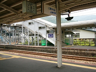 上屋下から、向かいのホームの跨線橋下り口を見て。