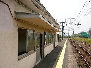 待合室から出て。すでに上屋は抜けている。左に待合室側面、右手に一線の線路内。