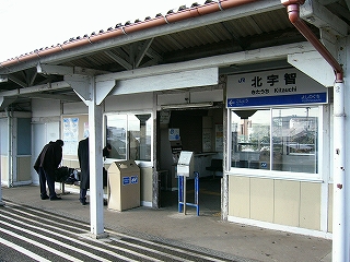 ホームの縁まで延びていない上屋が駅舎への入口の屋根の役目をしている、駅舎入口前付近。入口の真中にはきっぷを入れる箱が設置され、入口両脇には窓ガラス。