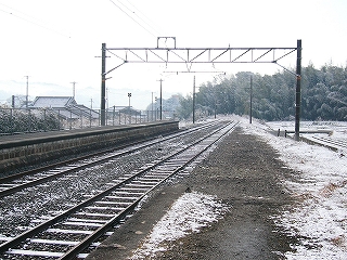 ホームの端は舗装されておらず、スロープになってそのまま地面へと同化している。