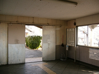 基本的に白色の木製の両引き戸のある駅舎内。