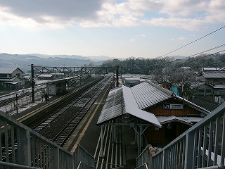 上った階段を振り返って、右手にある駅舎を見る。妻面に出入り口のある木造の駅舎。