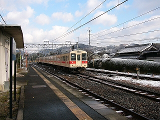 クリーム地に朱色のラインの入った105系。