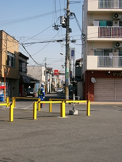 建物の立ち並ぶ細い通り。