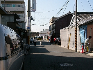 1.5車線の道。右脇に建築途中の家がある。