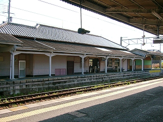 駅舎の瓦屋根と上屋が接している。