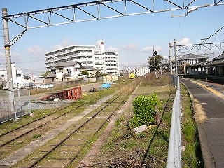 左手に留置線の線路、右手にホーム。