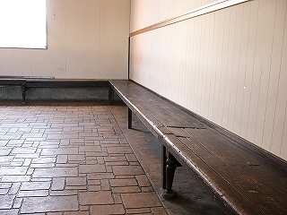 古そうな木の長椅子。