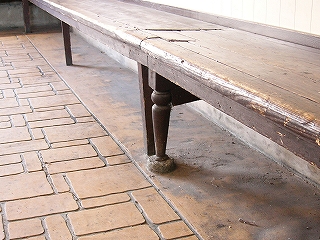 長椅子の脚。装飾がある。