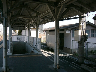 地下道下り口と便所。