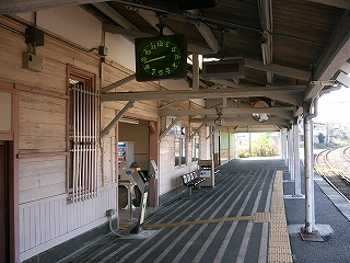 改札口を過ぎて振り返って。上屋から時計が吊られている。