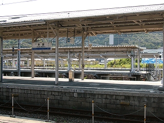 ホームの横から、向こうにあるいくつかのホームを見通して。ホームのエコー。